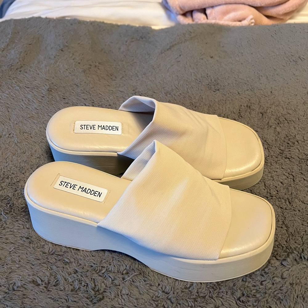 Cream colored Steve Madden slinky flat form sandals